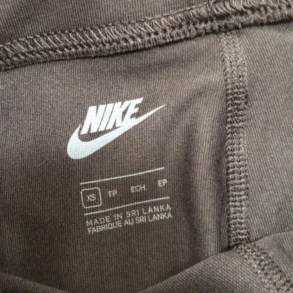 NWT! NIKE Size XS full length tight fit black leggings